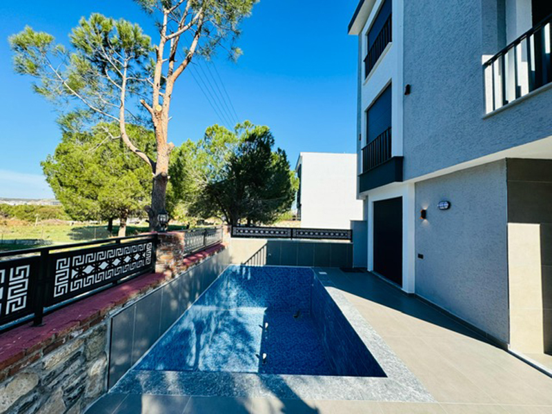 Three Storey Villa in Altinkum